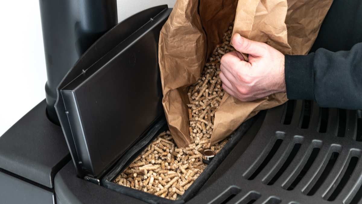 Adiós a las estufas de leña y pellets: Lidl rebaja su invento más buscado para calentar y dar estilo a tu salón por menos de 30 euros