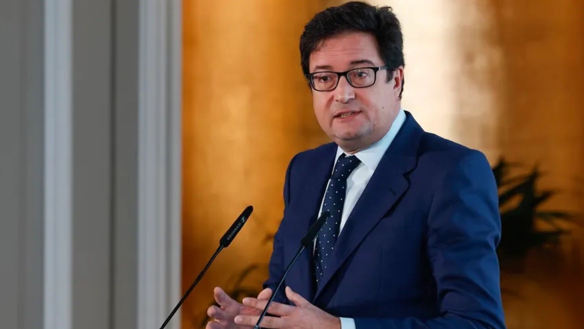 Óscar López tranquiliza a los mutualistas: “Cada día falta menos para que se renueve el concierto sanitario de Muface”