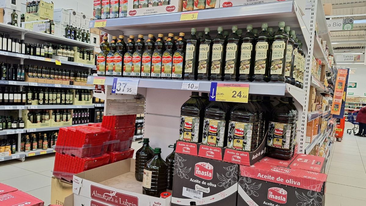 Carrefour reta a Alcampo y baja el precio del aceite de oliva virgen extra de una marca gourmet con descuento de 20 euros