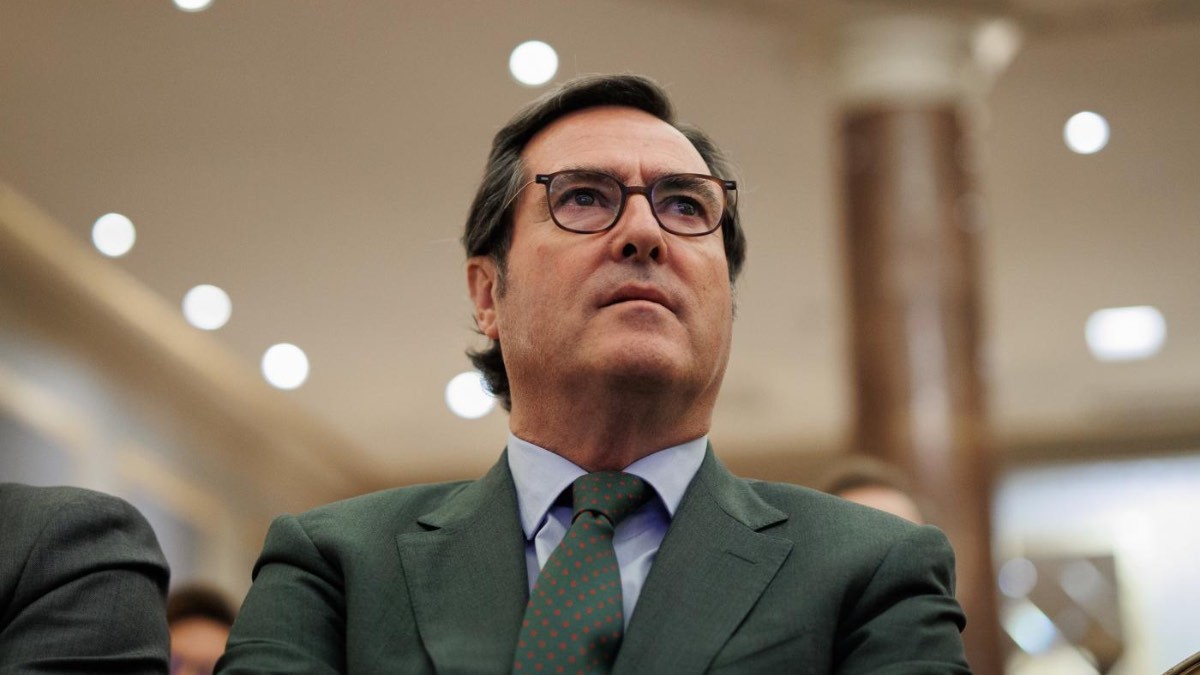 CEOE y ATA cargan contra la reducción de jornada y avisan a Yolanda Díaz: trasladarán su ‘no' a los grupos políticos