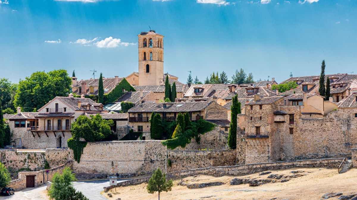 El pueblo a una hora y media de Madrid que alberga una de las villas medievales mejor conservadas del mundo