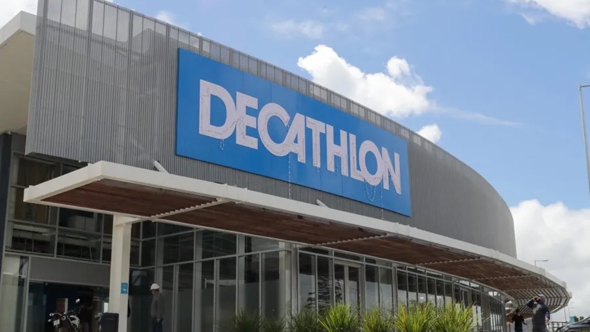 Un empleado de Decathlon con 12 años de antigüedad es despedido sin indemnización por trabajar en su negocio propio cuando estaba de baja por hemorroides: la justicia dice que es procedente