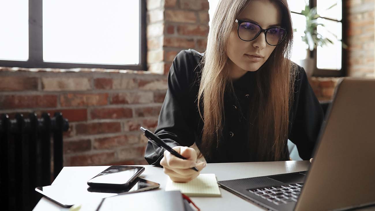 Cómo destacar tu curriculum para hacerlo destacar y conseguir empleo