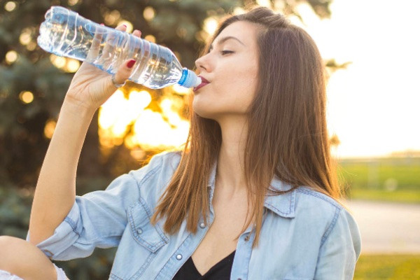 persona bebe agua