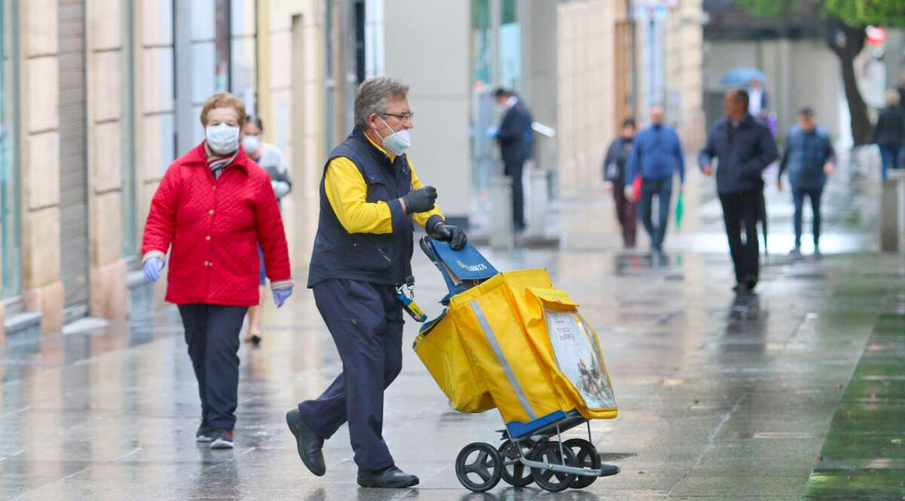 Correos anuncia que algunos de sus trabajadores deberán de seguir utilizando la mascarilla