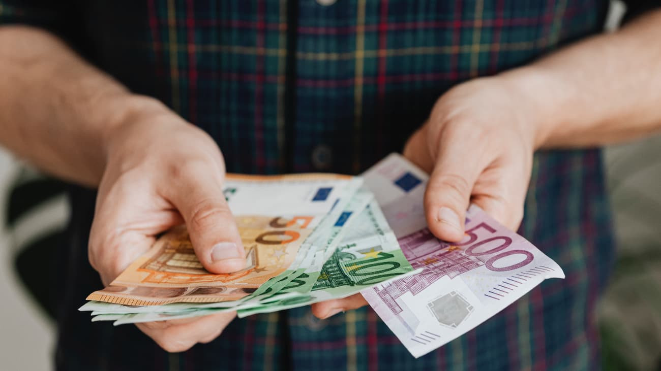 Cómo ahorrar 250 euros al año en gasolina repostando en estas gasolineras según la OCU