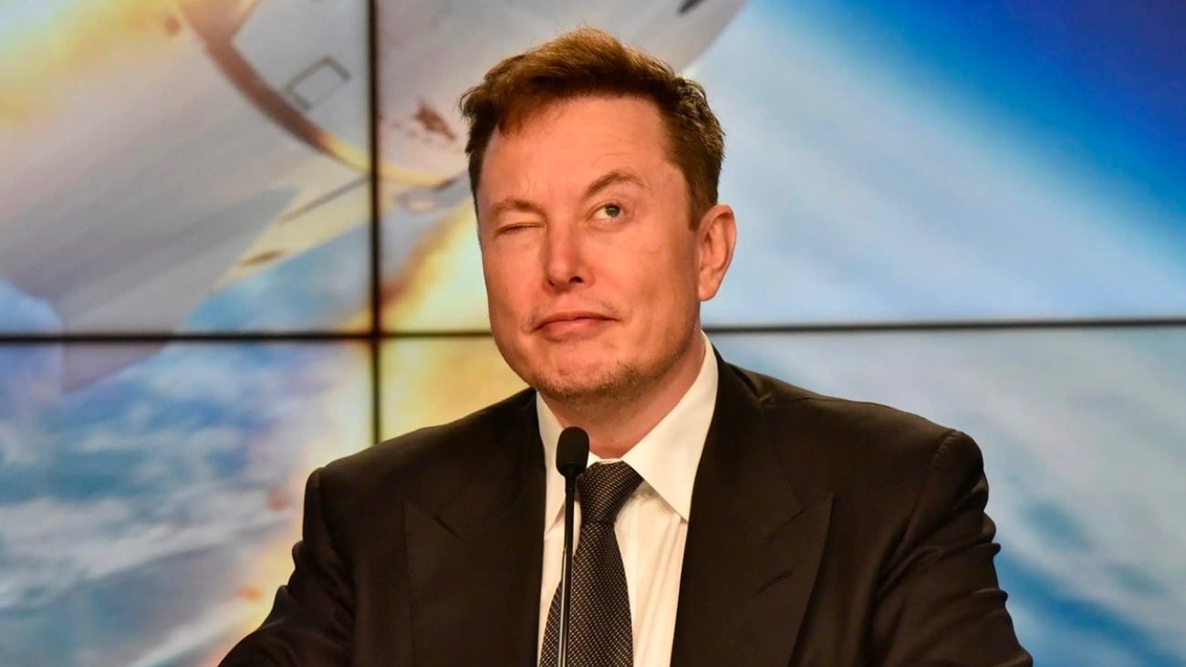 Elon Musk quiere un mundo donde el ser humano cobre una renta básica universal y el robot trabaje