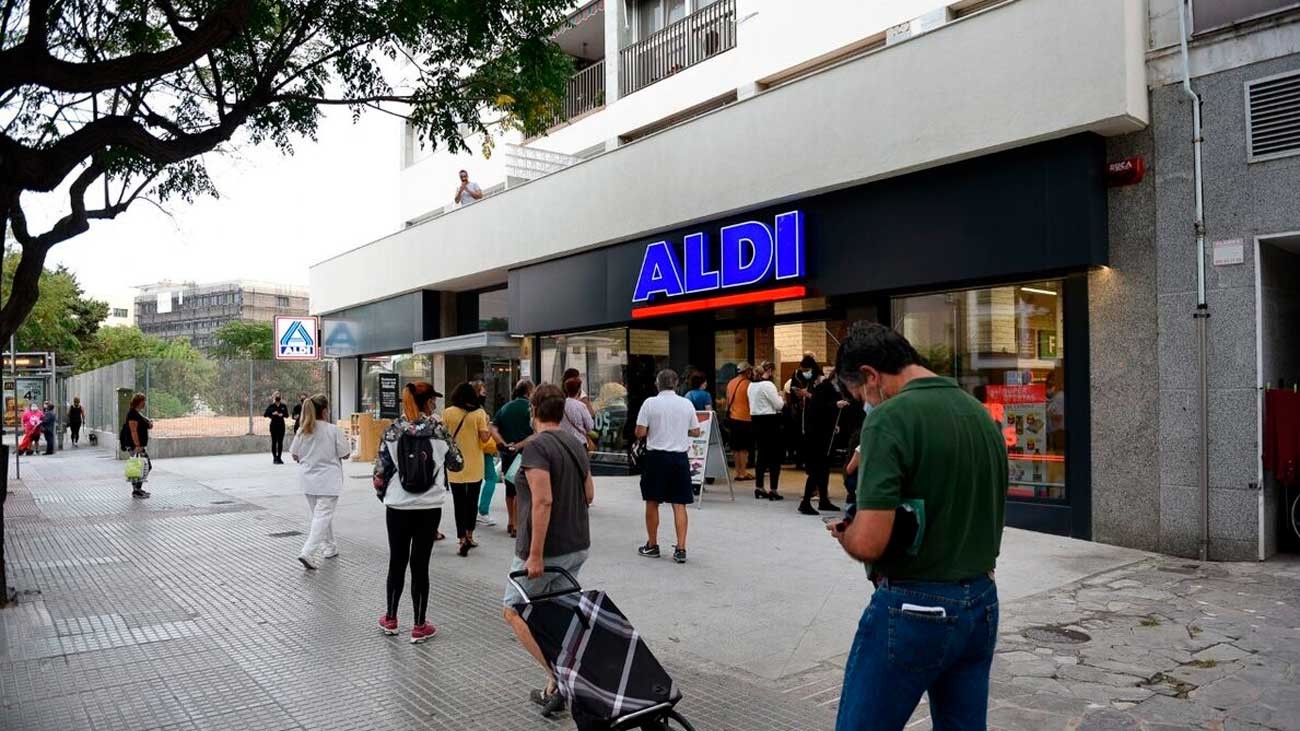 Colas para comprar el filtro de agua para el grifo de Aldi que ayuda a ahorrar en tu factura del agua
