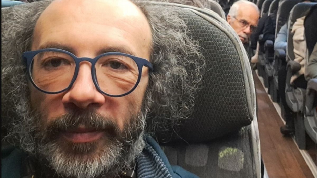 Gianluca Grimado en un tren.