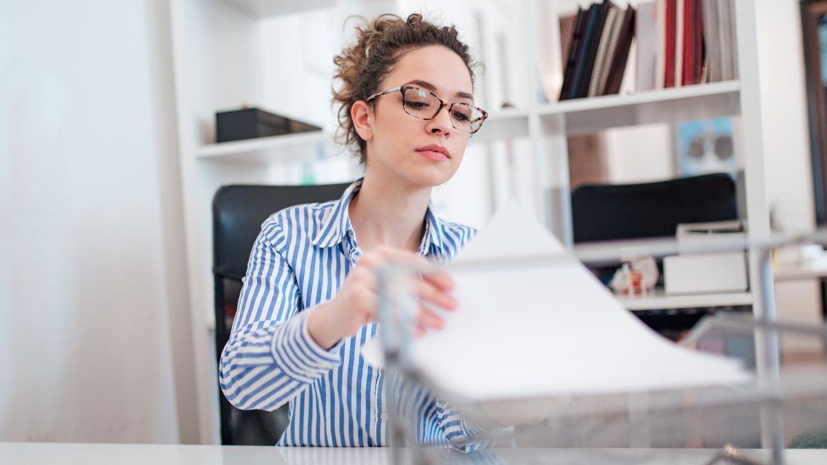 una administrativa sujetando un papel
