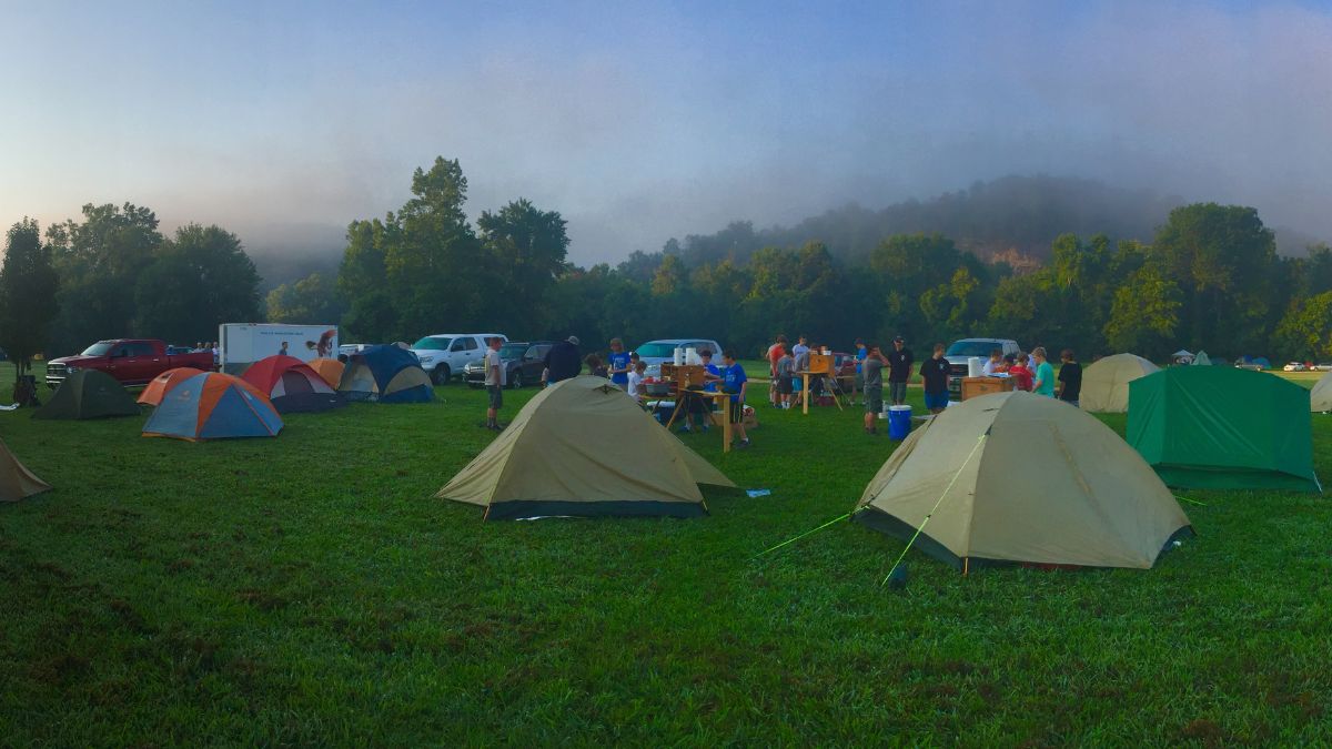 Tiendas de campaña en un campamento de verano