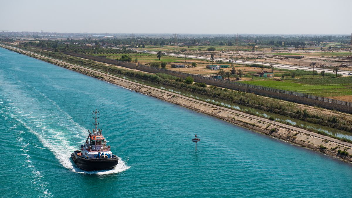 Un barco por el canal de Suez