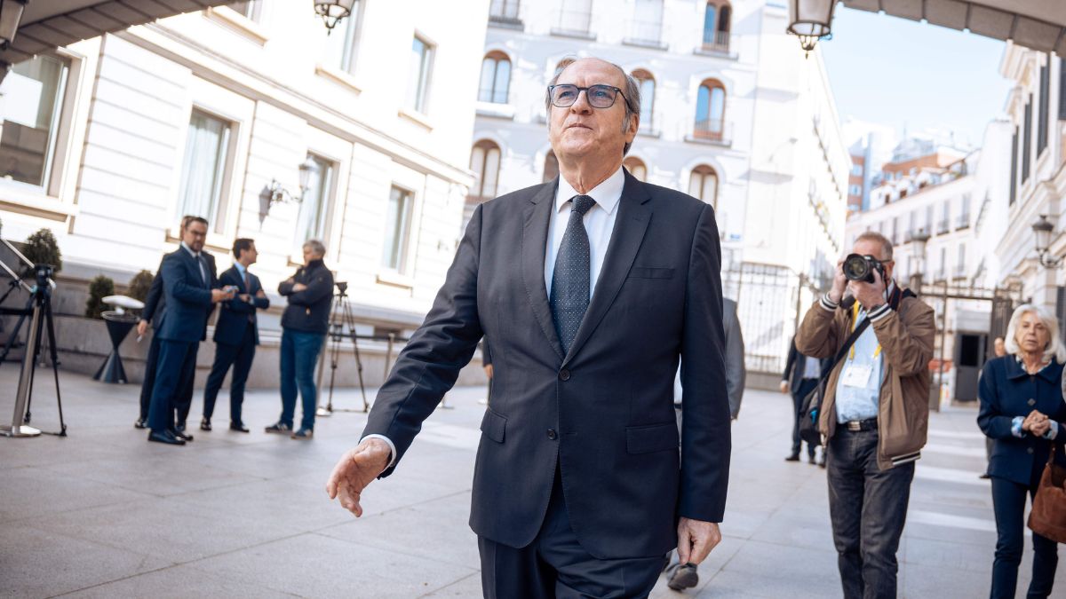 El Defensor del Pueblo, Ángel Gabilondo, caminando por la calle.