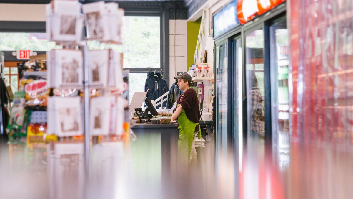 Un dependiente de comercio espera la llegada de clientes.