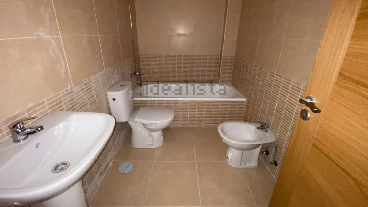 Interior del baño del piso en Toledo