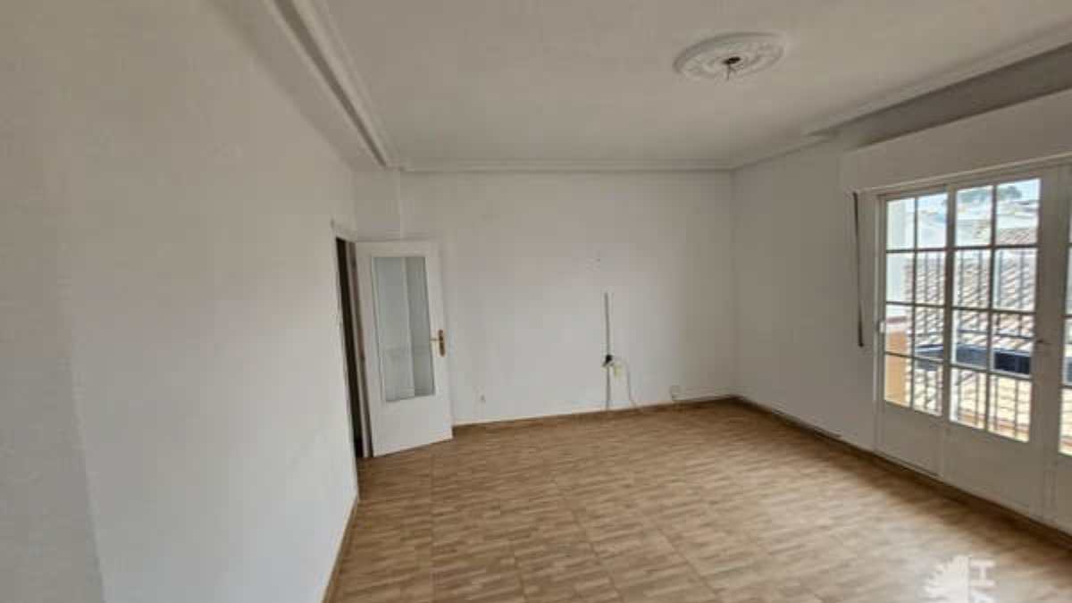 Salón del piso en venta en Jaén por menos de 30.000 euros