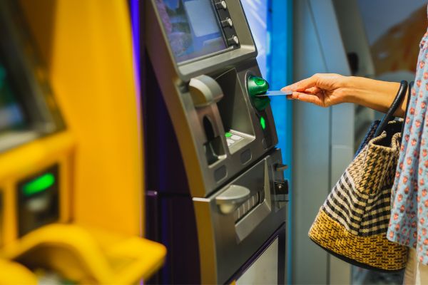 Mujer retirando dinero cajero