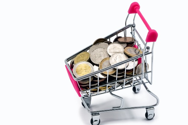 Carro supermercado con monedas