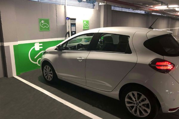 Coche eléctrico cargándose en Mercadona 