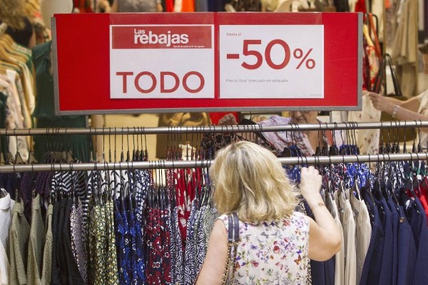 Señora comprando en rebajas de El Corte Inglés