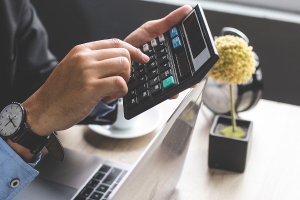Un trabajador con la calculadora
