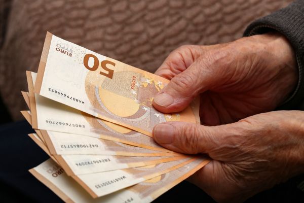 Jubilada con euros
