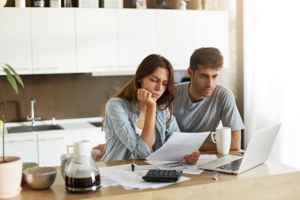Pareja calculando las condiciones de su hipoteca 