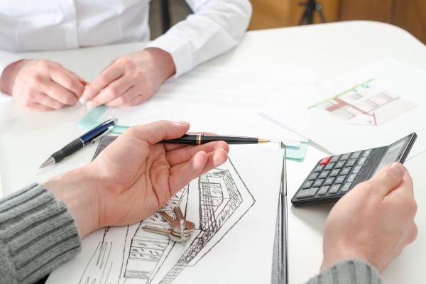 Pareja calculando el dinero que pueden gastar en una casa