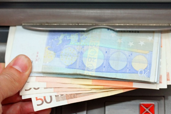 Multas por quedarte con dinero del cajero que no es tuyo