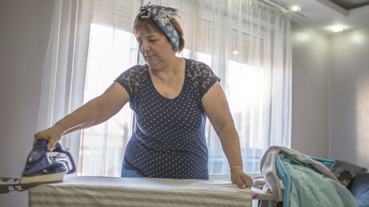 Empleada del hogar durante su jornada laboral
