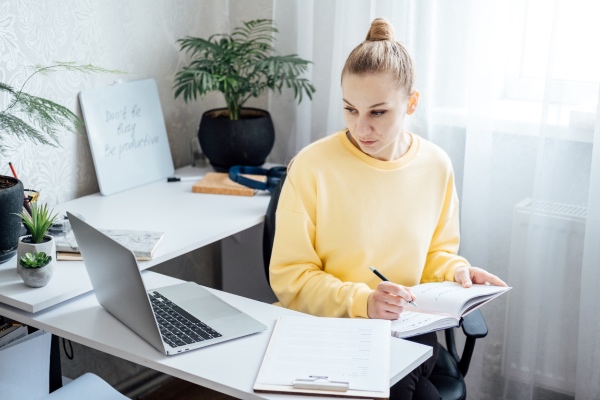 mujer buscando trabajo