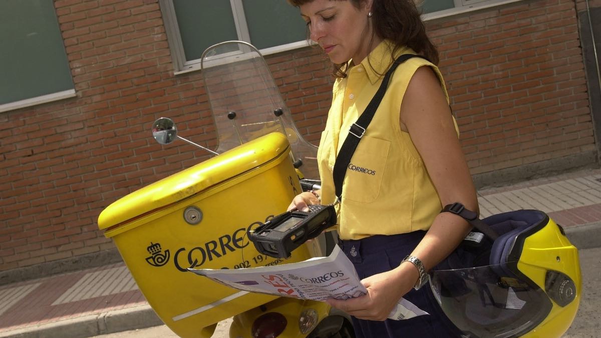 Una trabajadora de Correos