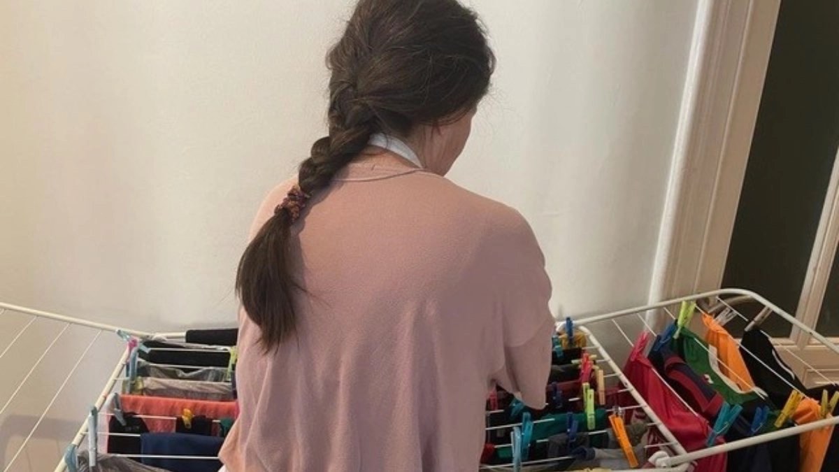 Empleada del hogar durante su jornada de trabajo