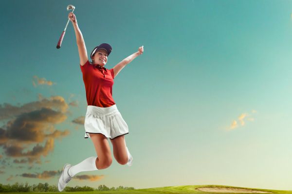 Una mujer jugando al golf