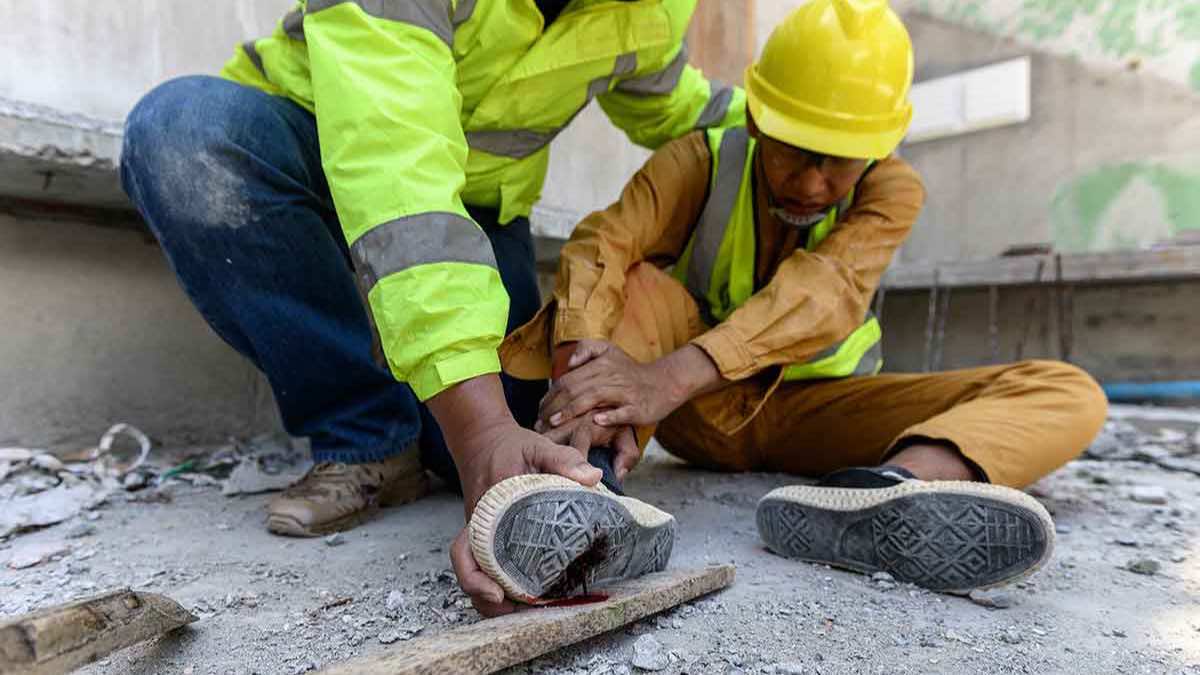 Trabajador herido en el suelo en construcción