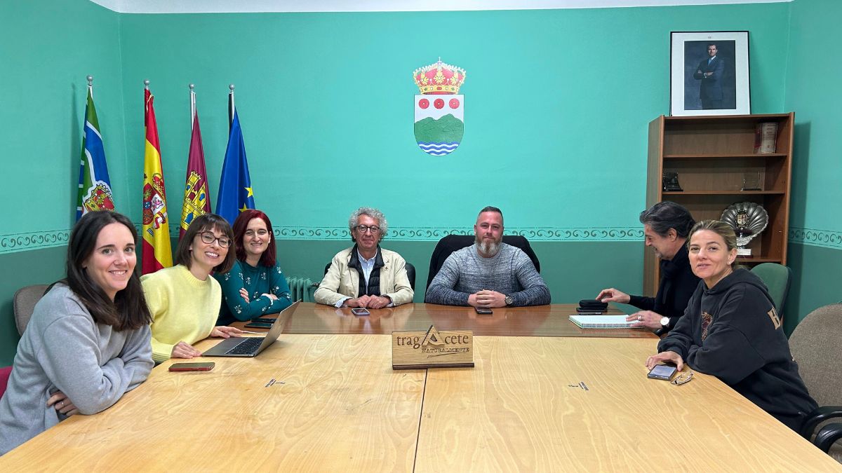 Equipo de trabajo de Holapueblo sentado en una mesa