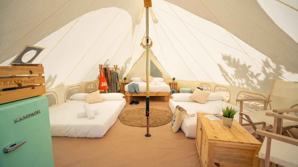 Kampaoh Costa Dorada - Camping Gavina Village interior tiendas