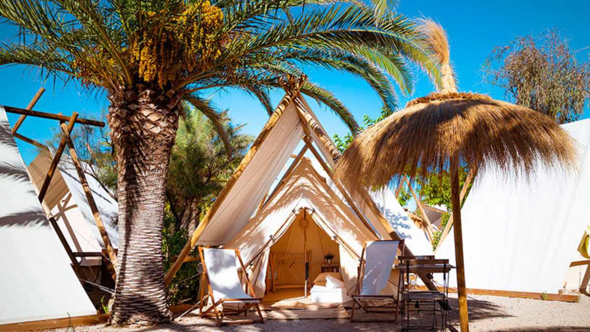 Kampaoh Costa Dorada - Camping Gavina Village tiendas vista de día