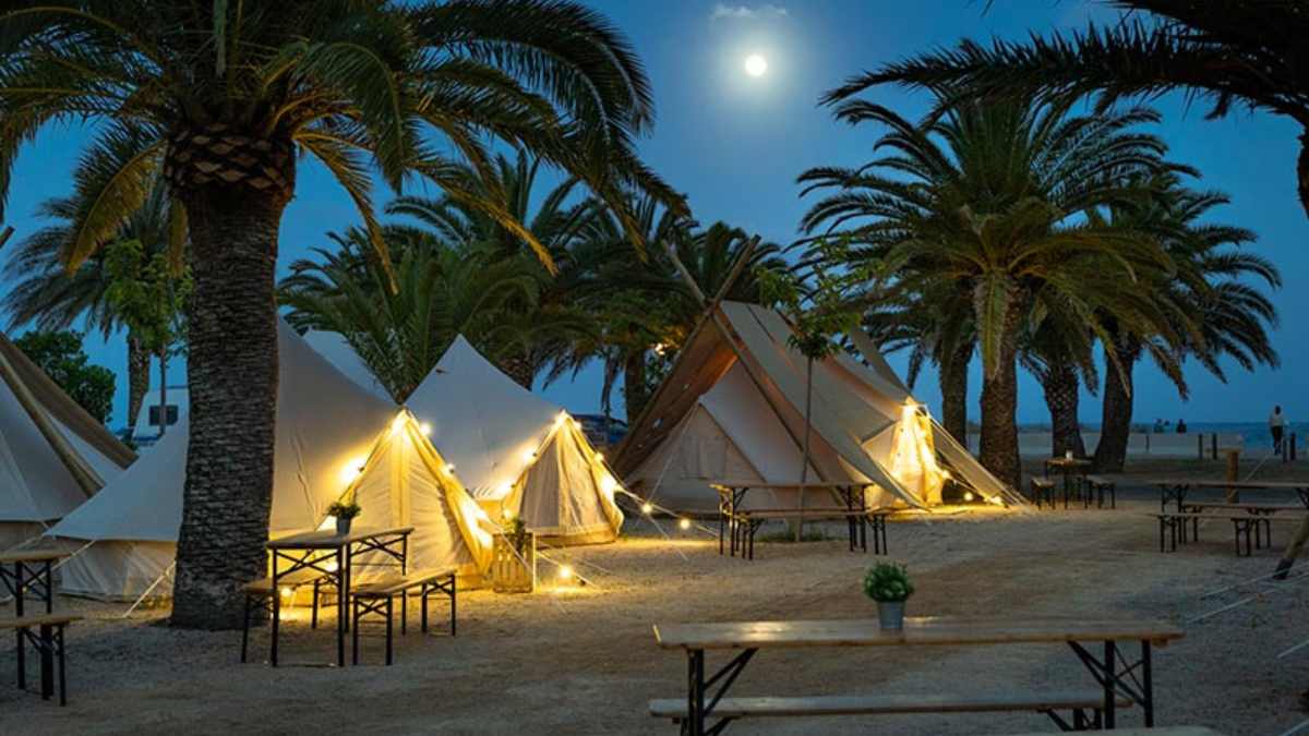 Kampaoh Costa Dorada - Camping Gavina Village tiendas por la noche