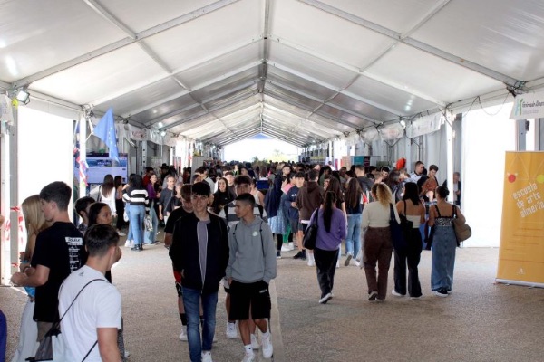 Estudiantes en la III Feria Aula de la UAL