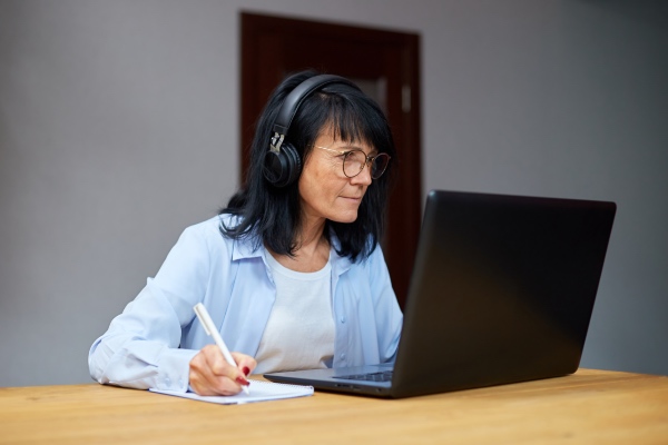 Mujer adulta aprendiendo inglés