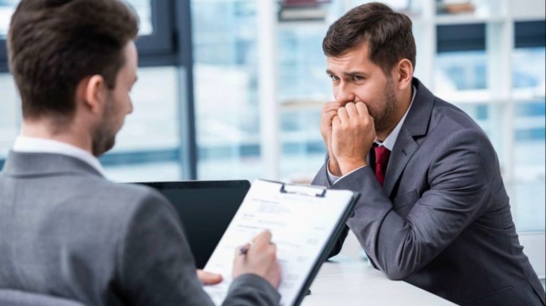 Los 5 gestos prohibidos que deberías evitar en una entrevista de trabajo a toda costa