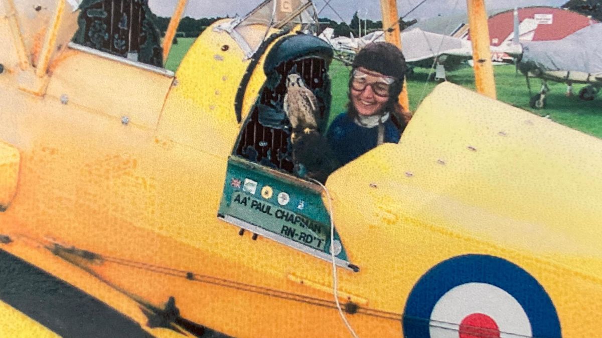 Hodson en un avión con su halcón