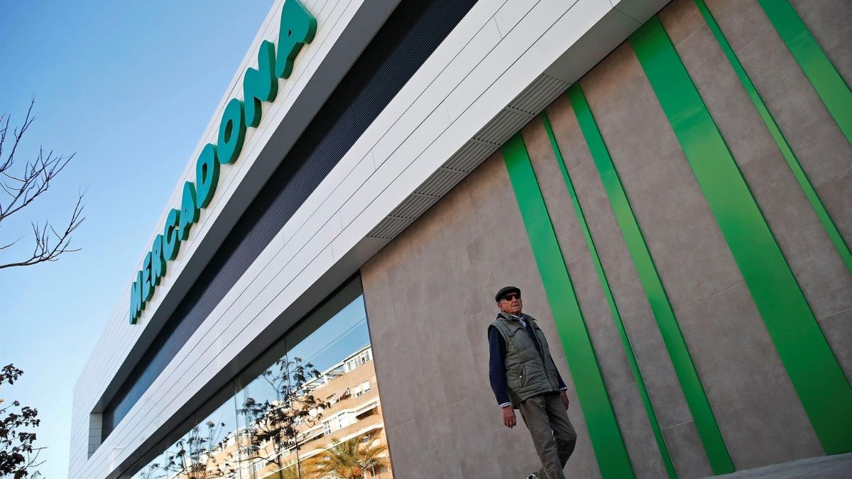 Un hombre camina delante de un supermercado Mercadona