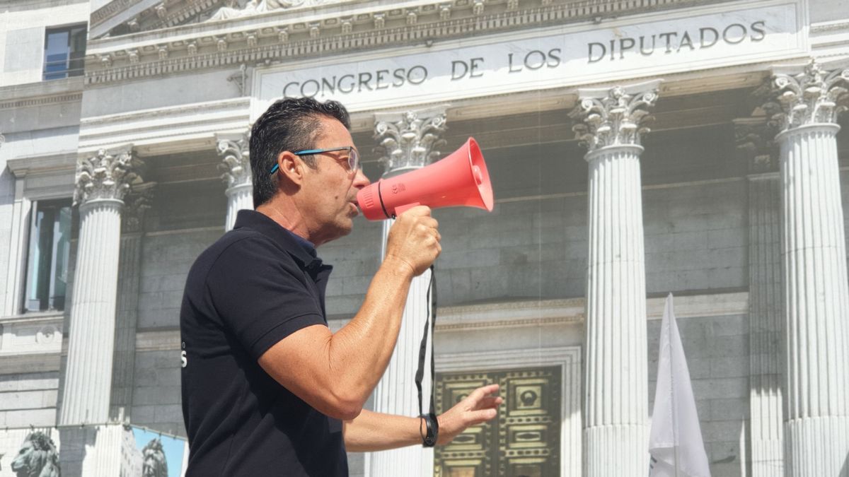 El presidente del Partido Autónomos, Juan Márquez, con un altavoz