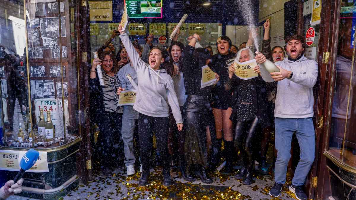 Personas celebrando el Gordo de la Lotería de Navidad 2023