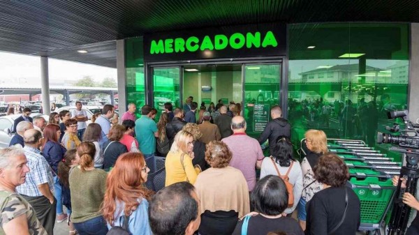 Mercadona causa furor con su exclusiva línea de maquillaje diseñada para brillar en Navidad