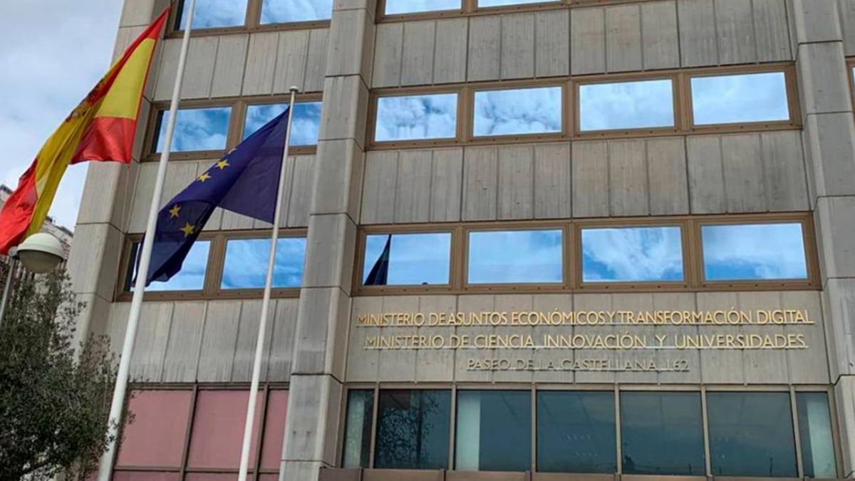 Fachada del Ministerio de Ciencia, con banderas.