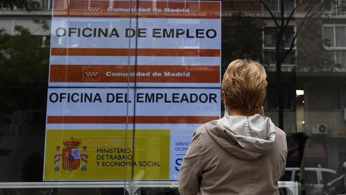 Una mujer mira un cartele en una oficina de empleo