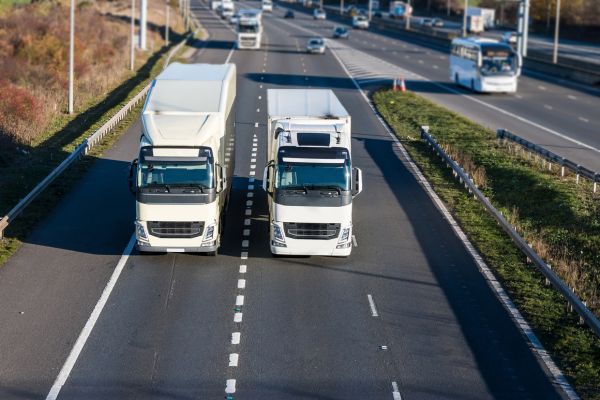 Camiones y otros vehículos circulando por la carretera 